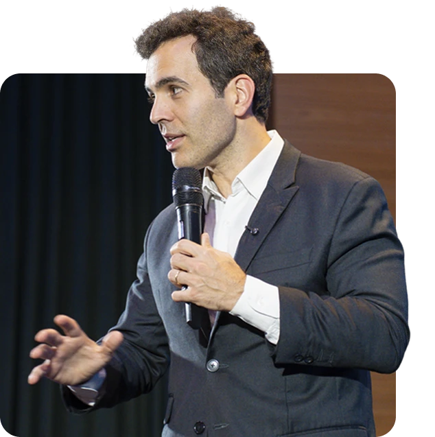 Samer Agi palestrando no palco